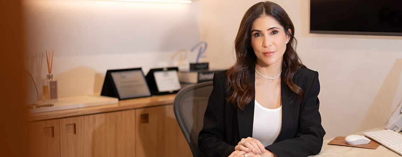 Dra. Ana Carolina Sumam em seu consultório